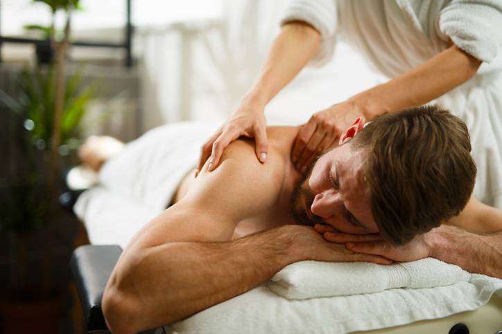 Mężczyzna podczas masażu pleców